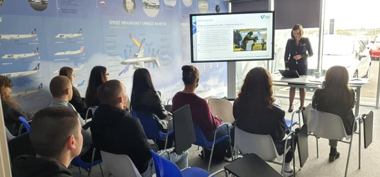 Bezpieczeństwo lotnicze, to był temat, który uczniowie realizowali dzisiaj (29 września) w Centrum Edukacji Lotnicze