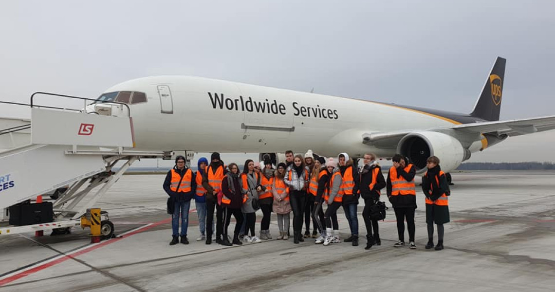 Mimo chłodu już po raz 4 grupa uczniów z kierunku lotniczego brała udział w zajęciach edukacyjnych w Międzynarodowym Porcie Lotniczym w Pyrzowicach