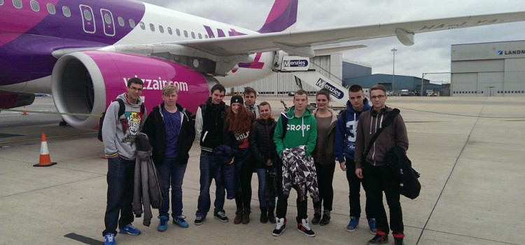 Pierwsza grupa uczniów wyjeżdżająca na praktyki miesięczne do Portsmouth w Anglii z projektu ErasmusPlus Pierwsza grupa uczniów wyjeżdżająca na praktyki miesięczne do Portsmouth w Anglii z projektu ErasmusPlus