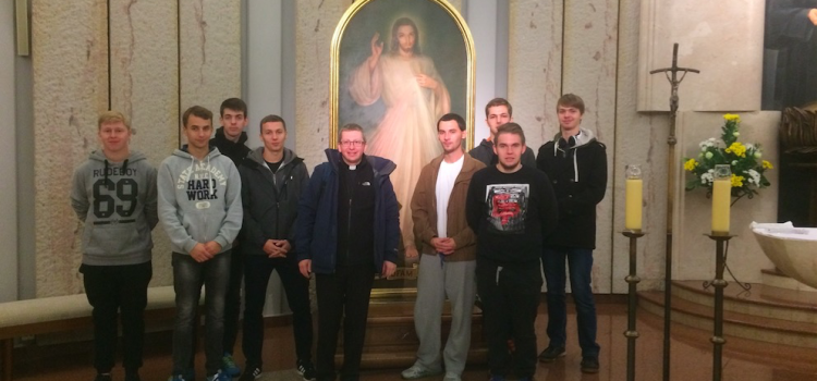 „Jezu ufam Tobie“ – maturzyści w Łagiewnikach „Jezu ufam Tobie“ – maturzyści w Łagiewnikach