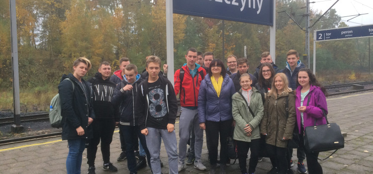 26 października klasa IID udała się na wycieczkę do Rybnika-Kamień aby grać w paintball 26 października klasa IID udała się na wycieczkę do Rybnika-Kamień aby grać w paintball