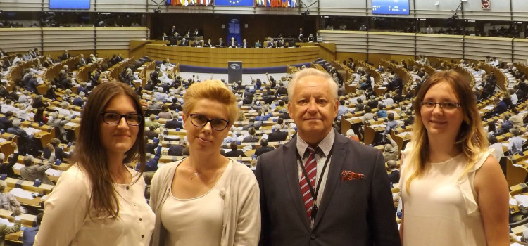 Klaudia Fredrych i Andrea Polczyk, laureatki konkursu na najlepszą prezentację dotyczącą Objawień Fatimskich Klaudia Fredrych i Andrea Polczyk, laureatki konkursu na najlepszą prezentację dotyczącą Objawień Fatimskich