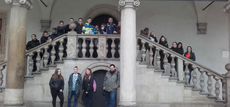 W piątek 17 listopada młodzież z naszej szkoły w towarzystwie nauczycieli p. Damiana Pomocki i Andrzeja Godoja wybrała się do Krakowa W piątek 17 listopada młodzież z naszej szkoły w towarzystwie nauczycieli p. Damiana Pomocki i Andrzeja Godoja wybrała się do Krakowa
