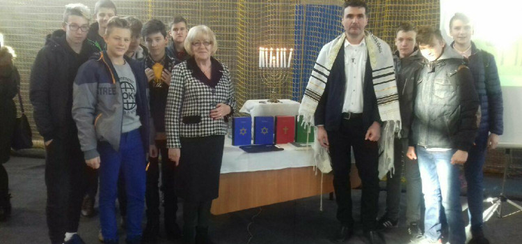 Płyną na moje ręce jako założyciela i opiekuna Rudzkiej Ligi Historycznej podziękowania za prezentację wystawy „Jerozolima – światło ze wschodu” Płyną na moje ręce jako założyciela i opiekuna Rudzkiej Ligi Historycznej podziękowania za prezentację wystawy „Jerozolima – światło ze wschodu”