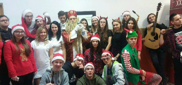 Święty Mikołaj ze swoim przedziwnym orszakiem w ZSP 4 Ruda Śląska im. P. Latoski Święty Mikołaj ze swoim przedziwnym orszakiem w ZSP 4 Ruda Śląska im. P. Latoski