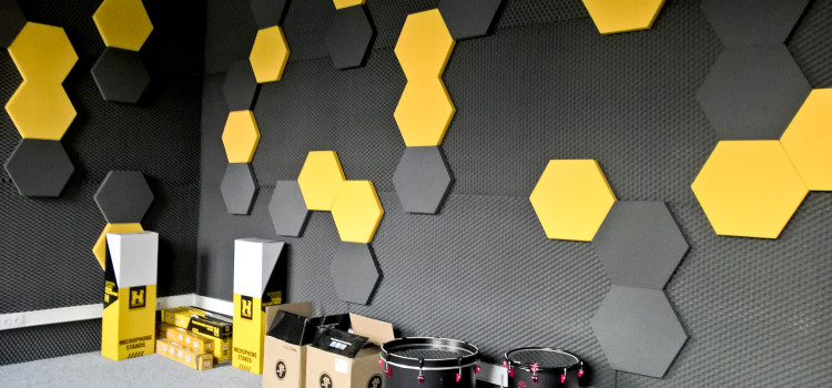 Trwają prace wykończeniowe w studiu nagrań Trwają prace wykończeniowe w studiu nagrań