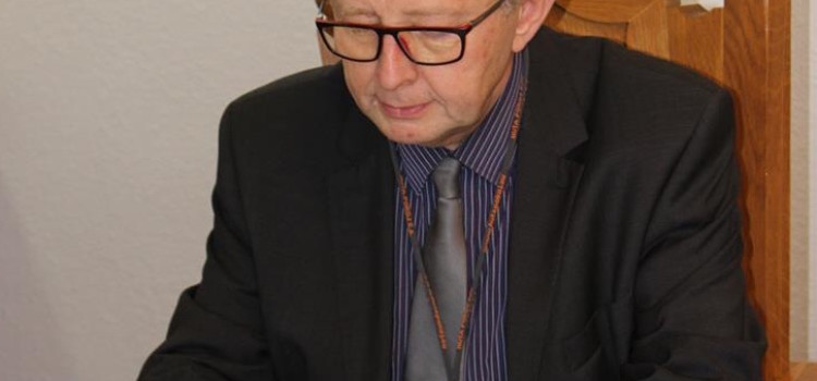 Dyrektor Zespołu Szkół Ponadgimnazjalnych nr 4 – dr Henryk Markowski – podpisał dziś z prezesem Huty „Pokój” list intencyjny o współpracy Dyrektor Zespołu Szkół Ponadgimnazjalnych nr 4 – dr Henryk Markowski – podpisał dziś z prezesem Huty „Pokój” list intencyjny o współpracy