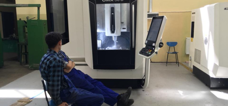 Operator obrabiarek sterowanych numerycznie CNC – nowe urządzenia Operator obrabiarek sterowanych numerycznie CNC – nowe urządzenia