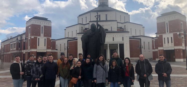 Z relacji naszych duszpasterzy, nauczycieli religii, księży – Macieja Solucha i Michała Niewrzoła z pielgrzymki… Z relacji naszych duszpasterzy, nauczycieli religii, księży – Macieja Solucha i Michała Niewrzoła z pielgrzymki…