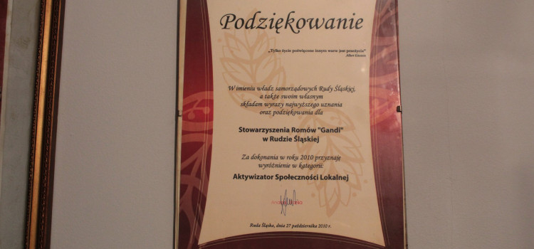 Młodzież uczestnicząca w projekcie „I co z tym światem?” gościła w domu Pani Izoldy Kwiek poetki romskiej z naszego miasta Młodzież uczestnicząca w projekcie „I co z tym światem?” gościła w domu Pani Izoldy Kwiek poetki romskiej z naszego miasta