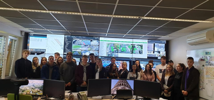 Dzisiaj (10 października) uczniowie 4 klas o profilu logistycznym brali udział w wyjazdowej lekcji w Centrum Sterowania Ruchem w Gliwicach Dzisiaj (10 października) uczniowie 4 klas o profilu logistycznym brali udział w wyjazdowej lekcji w Centrum Sterowania Ruchem w Gliwicach