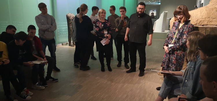 2 października o godzinie 10:00 rozpoczęliśmy w naszej szkole realizację projektu „Wykuć z niepamięci” realizowanego w ramach programu Bardzo Młoda Kultura 2 października o godzinie 10:00 rozpoczęliśmy w naszej szkole realizację projektu „Wykuć z niepamięci” realizowanego w ramach programu Bardzo Młoda Kultura