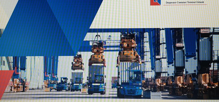 2 października uczniowie klas technikum o profilu : eksploatacja portów i terminali oraz logistyka brali udział w prelekcji 2 października uczniowie klas technikum o profilu : eksploatacja portów i terminali oraz logistyka brali udział w prelekcji