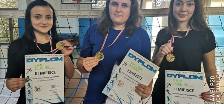 W piątek 25.10.2019 r. w sali gimnastycznej SP nr 4 odbył się turniej badmintona w kategorii kobiet i mężczyzn W piątek 25.10.2019 r. w sali gimnastycznej SP nr 4 odbył się turniej badmintona w kategorii kobiet i mężczyzn