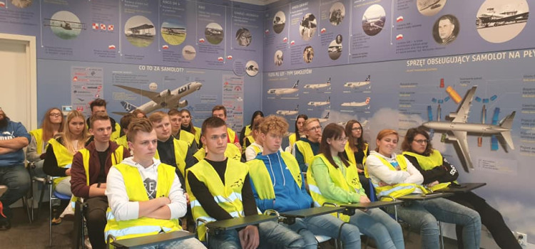Uczniowie klas służb lotniskowych, obsługi portów i terminali oraz logistycy brali udział w zajęciach przeprowadzonych w Centrum Edukacji Lotniczej Uczniowie klas służb lotniskowych, obsługi portów i terminali oraz logistycy brali udział w zajęciach przeprowadzonych w Centrum Edukacji Lotniczej
