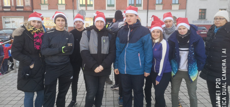 Ponad 500 biegaczy stawiło się na starcie Charytatywnym Biegu Mikołajów Ponad 500 biegaczy stawiło się na starcie Charytatywnym Biegu Mikołajów