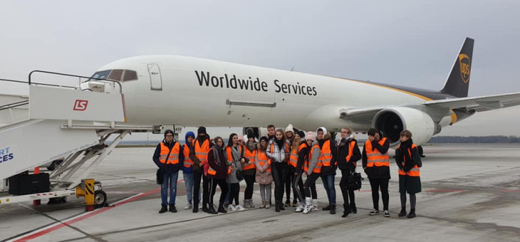 Mimo chłodu już po raz 4 grupa uczniów z kierunku lotniczego brała udział w zajęciach edukacyjnych w Międzynarodowym Porcie Lotniczym w Pyrzowicach Mimo chłodu już po raz 4 grupa uczniów z kierunku lotniczego brała udział w zajęciach edukacyjnych w Międzynarodowym Porcie Lotniczym w Pyrzowicach