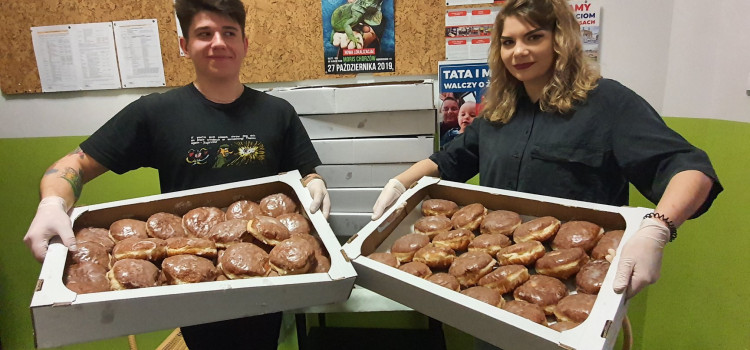 Zgodnie z tradycją, pączek w Tłusty Czwartek ma zapewnić szczęście i pomyślność w życiu na cały rok Zgodnie z tradycją, pączek w Tłusty Czwartek ma zapewnić szczęście i pomyślność w życiu na cały rok