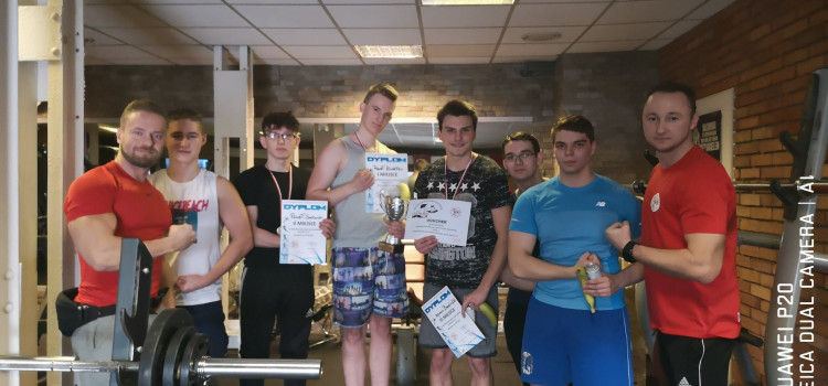IV edycja Mistrzostw Szkoły w wielokrotnym wyciskaniu sztangi 1/2 CC odbyła się po raz drugi w Siłowni Conan II w Rudzie Śląskiej IV edycja Mistrzostw Szkoły w wielokrotnym wyciskaniu sztangi 1/2 CC odbyła się po raz drugi w Siłowni Conan II w Rudzie Śląskiej