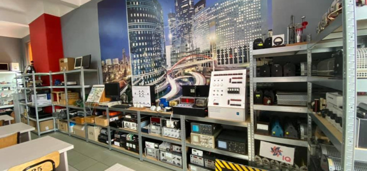 Nasza pracownia zawodu technik mechatronik i technik automatyk odnowiona, świeżutka, pachnąca czeka na KOLEJNE SPRZĘTY I NA UCZNIÓW!!! Nasza pracownia zawodu technik mechatronik i technik automatyk odnowiona, świeżutka, pachnąca czeka na KOLEJNE SPRZĘTY I NA UCZNIÓW!!!