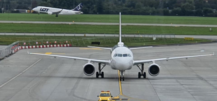 Dzisiaj uczniowie klas o profilu Technik eksploatacji portów i terminali oraz Technik operacyjnych służb lotniczych brali udział w zajęciach edukacyjnych w Centrum Edukacji Lotniczych w Balicach Dzisiaj uczniowie klas o profilu Technik eksploatacji portów i terminali oraz Technik operacyjnych służb lotniczych brali udział w zajęciach edukacyjnych w Centrum Edukacji Lotniczych w Balicach