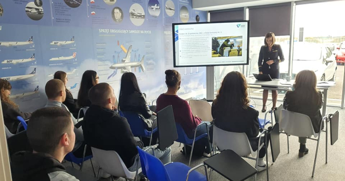 Bezpieczeństwo lotnicze, to był temat, który uczniowie realizowali dzisiaj (29 września) w Centrum Edukacji Lotnicze