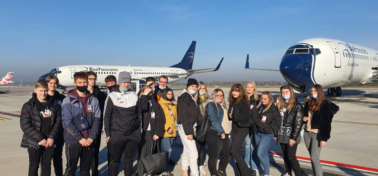 28.10.2021r. klasa 3 TSp miała zajęcia edukacyjne na katowickim lotnisku 28.10.2021r. klasa 3 TSp miała zajęcia edukacyjne na katowickim lotnisku