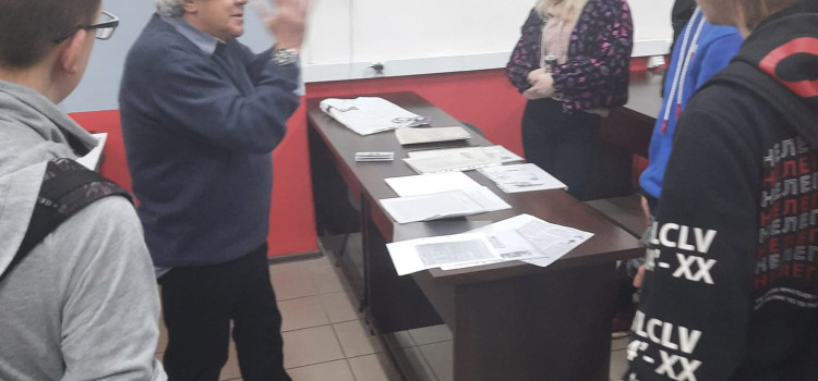 Dziś w naszej szkole wzruszająca dla nas chwila. W naszych murach gościł Pan Zygmunt Siemianowski, że Stowarzyszenia Represjonowanych w Stanie Wojennym Dziś w naszej szkole wzruszająca dla nas chwila. W naszych murach gościł Pan Zygmunt Siemianowski, że Stowarzyszenia Represjonowanych w Stanie Wojennym