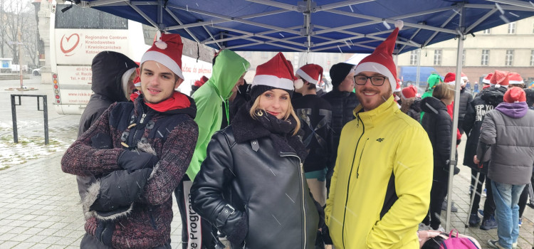 W dniu 06.12.2021r. na Rynku w Nowym Bytomiu odbył się coroczny Bieg Mikołajów W dniu 06.12.2021r. na Rynku w Nowym Bytomiu odbył się coroczny Bieg Mikołajów