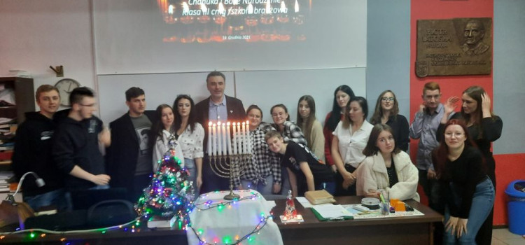 14 grudnia 2021 r. w szkole odbyło się piękne spotkanie obu tradycji monoteistycznych żydowskiej i chrześcijańskiej 14 grudnia 2021 r. w szkole odbyło się piękne spotkanie obu tradycji monoteistycznych żydowskiej i chrześcijańskiej