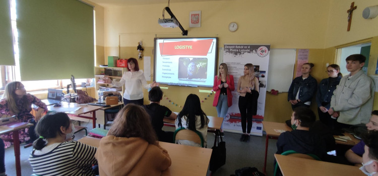 Nasi uczniowie i nauczyciele opowiadają przyszłym absolwentom w SP nr 17 o najlepszej szkole w Rudzie Śląskiej Nasi uczniowie i nauczyciele opowiadają przyszłym absolwentom w SP nr 17 o najlepszej szkole w Rudzie Śląskiej