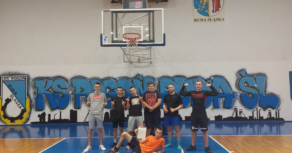 W dniu 23.05.2022 r. na hali Mosir-u odbył się Szkolny Turniej Piłki Koszykowej