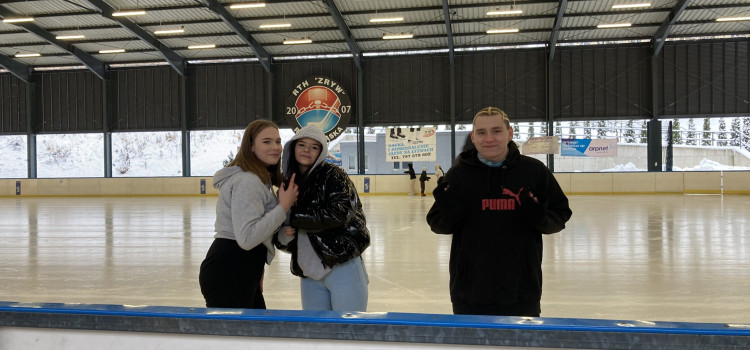 Pierwsze po Mikołajowe ślizgi klasy I a/b na lodowisku Pierwsze po Mikołajowe ślizgi klasy I a/b na lodowisku