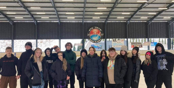 Integracyjne spotkanie uczniow klas IV Tsp oraz III m na lodowisku Burloch Arena