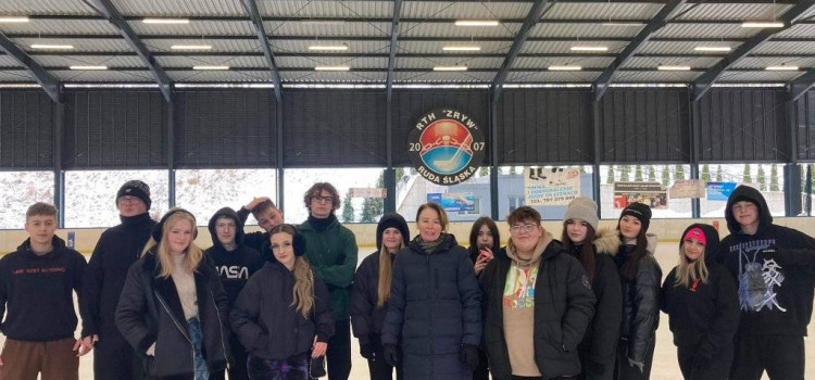 Integracyjne spotkanie uczniow klas IV Tsp oraz III m na lodowisku Burloch Arena Integracyjne spotkanie uczniow klas IV Tsp oraz III m na lodowisku Burloch Arena