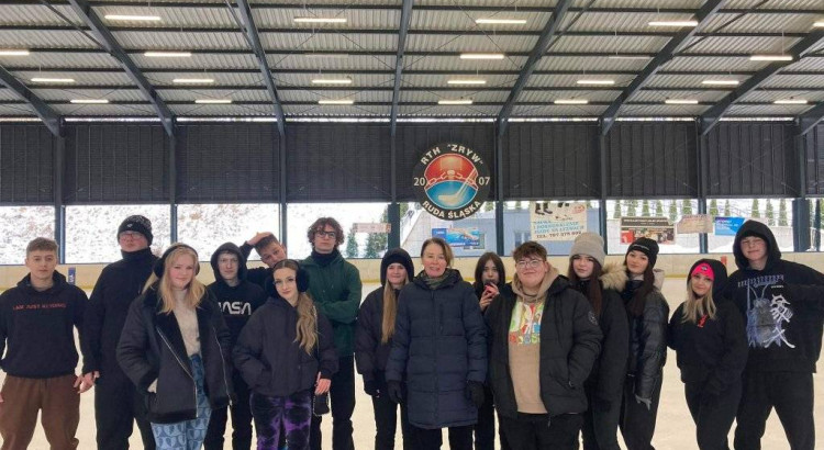 Integracyjne spotkanie uczniow klas IV Tsp oraz III m na lodowisku Burloch Arena
