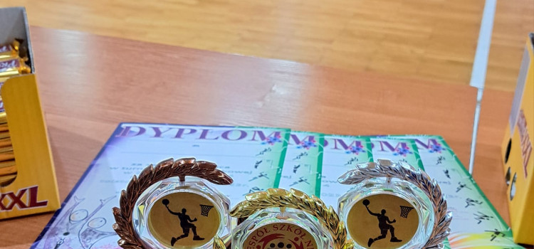 SZKOLNY TURNIEJ KOSZYKÓWKI ZS 4 (WSZYSTKIE 9 DRUŻYN) SZKOLNY TURNIEJ KOSZYKÓWKI ZS 4 (WSZYSTKIE 9 DRUŻYN)