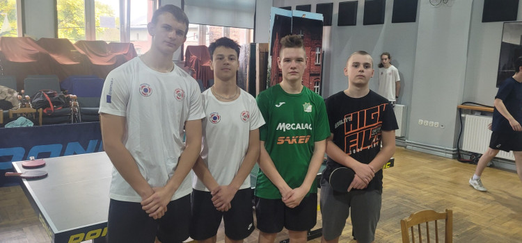 FINAŁ gry podwójnej w tenisie stołowym szkół średnich FINAŁ gry podwójnej w tenisie stołowym szkół średnich