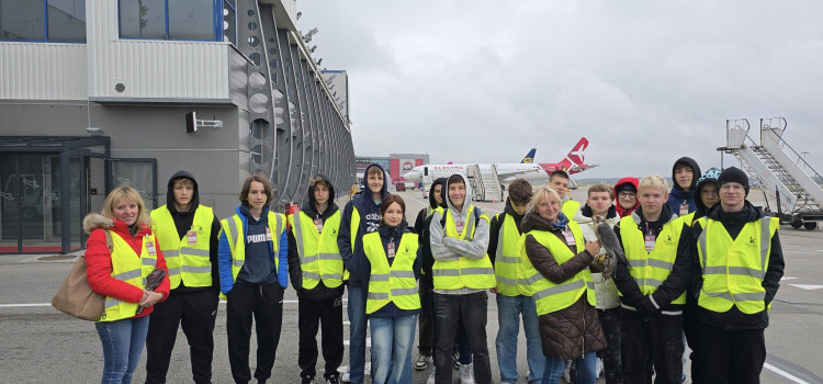 Uczniowie służb lotniskowych mieli dziś super zajęcia (04.10.2024 r.) na terenie Międzynarodowego Portu Lotniczego Katowice Uczniowie służb lotniskowych mieli dziś super zajęcia (04.10.2024 r.) na terenie Międzynarodowego Portu Lotniczego Katowice
