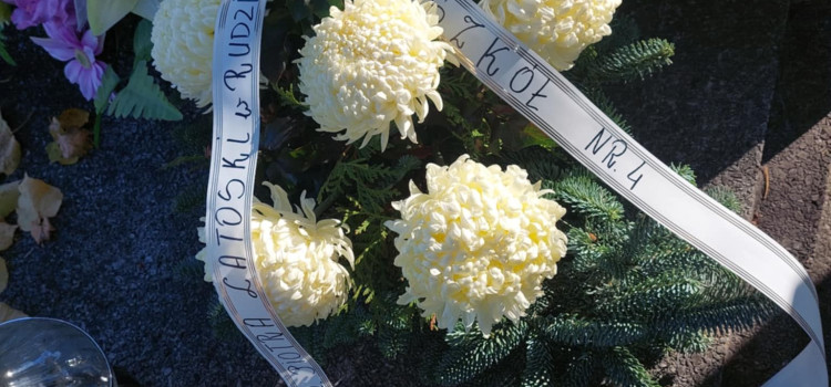 Społeczność Zespołu Szkół nr 4 w Rudzie Śląskiej pamięta o swoim patronie – Piotrze Latosce pochodzącym z Rudy Śląskiej wybitnym artyście rzeźbiarzu Społeczność Zespołu Szkół nr 4 w Rudzie Śląskiej pamięta o swoim patronie – Piotrze Latosce pochodzącym z Rudy Śląskiej wybitnym artyście rzeźbiarzu