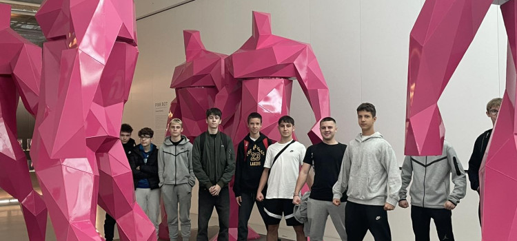 SZTUKA przez duże S, to była dopiero lekcja historii w terenie SZTUKA przez duże S, to była dopiero lekcja historii w terenie