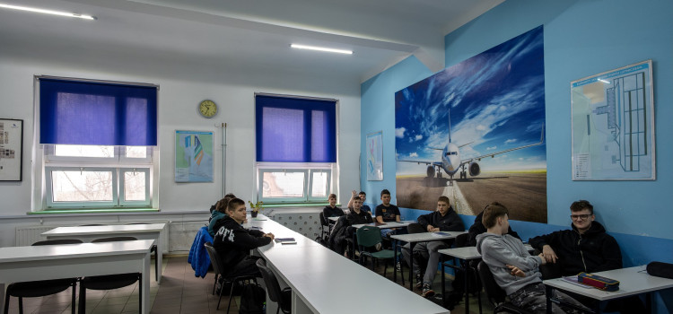 Zdjęcia uczniów i nauczycieli w klasach podczas różnych zajęć – w grupach i indywidualnych Zdjęcia uczniów i nauczycieli w klasach podczas różnych zajęć – w grupach i indywidualnych