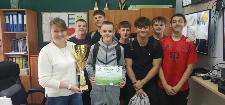 Zwycięska drużyna z wizytą u Pani Dyrektor Zwycięska drużyna z wizytą u Pani Dyrektor