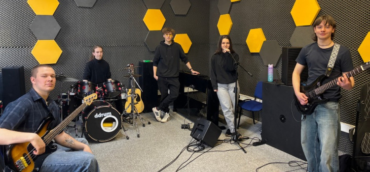 Dzięki projektowi „Transformacja zawodowa” uczniowie kształcą się z profesjonalnym sprzętem, zdobywając praktyczne umiejętności w pracy w studiu nagraniowym Dzięki projektowi „Transformacja zawodowa” uczniowie kształcą się z profesjonalnym sprzętem, zdobywając praktyczne umiejętności w pracy w studiu nagraniowym