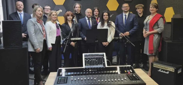 Zespół Szkół Nr 4 im. Piotra Latoski w Rudzie Śląskiej – efekty projektu „Transformacja zawodowa w ZS4” Zespół Szkół Nr 4 im. Piotra Latoski w Rudzie Śląskiej – efekty projektu „Transformacja zawodowa w ZS4”