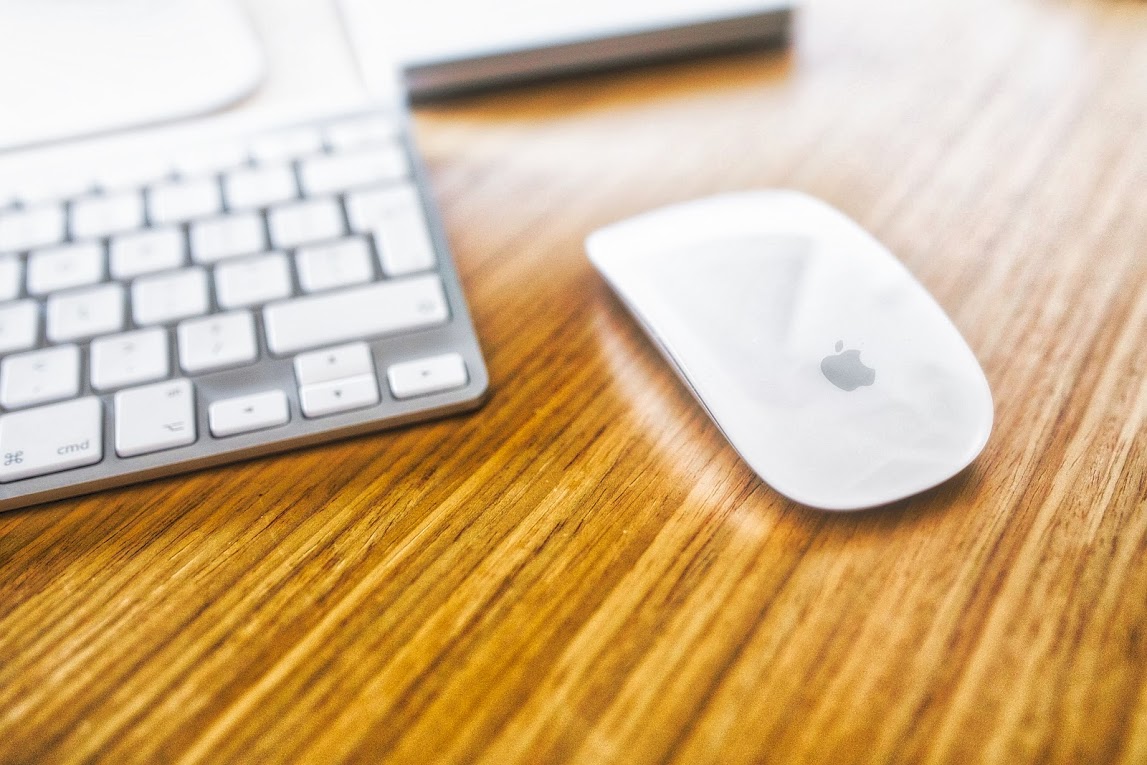 apple-desk-office-technology